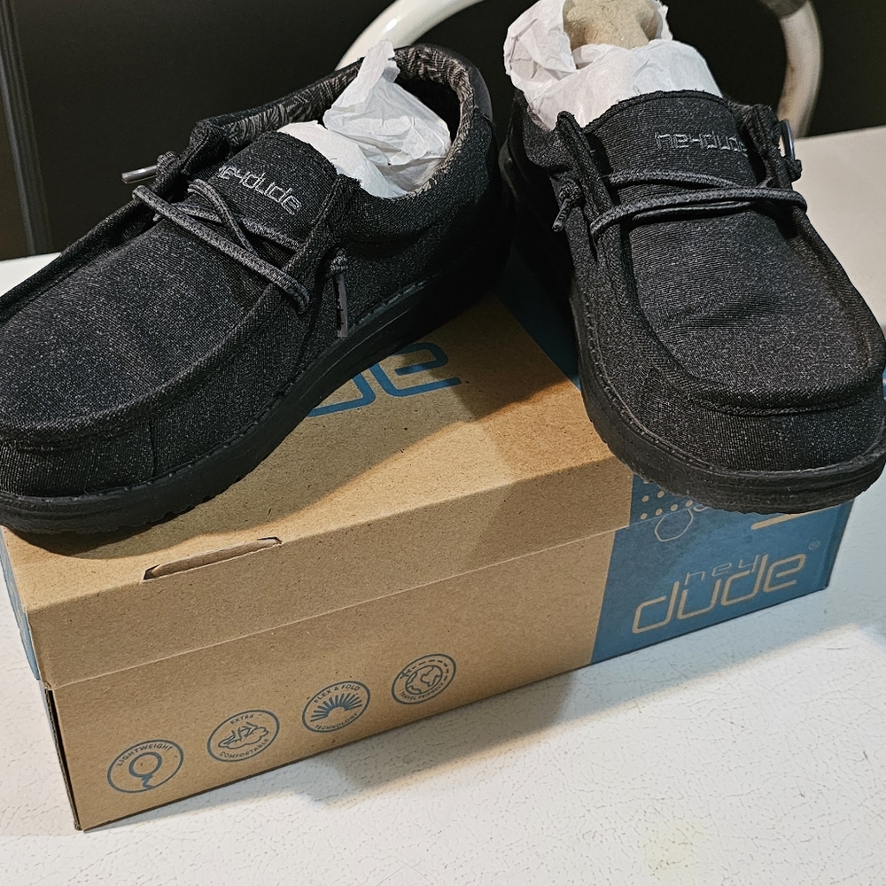 New In Box Hey Dudes Youth Size 3 Black wally
